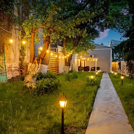 Garden High Ceilings Free Parking