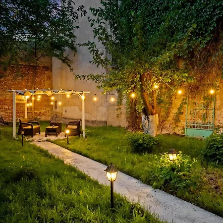 Garden High Ceilings Free Parking Villa