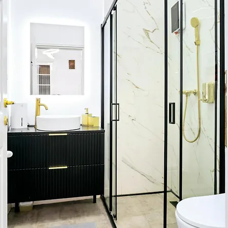 Garden High Ceilings Free Parking Villa